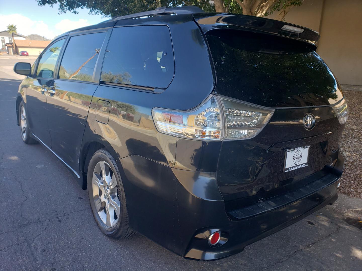 2013 /gray and black Toyota Sienna SE (5TDXK3DC9DS) with an 3.5L V6 DOHC 24V engine, 5-Speed Automatic transmission, located at 323 E Dunlap Ave., Phoenix, AZ, 85020, (602) 331-9000, 33.567677, -112.069000 - 2013 Toyota Sienna SE,....EXCELLENT condition,..... A Real Must See!!.... No accidents, Clean inside and out, Power everything, Ice cold ac, Third row seating, Rear ac second and third seats, Clean Gray and black interior with black cloth seats in near perfect condition and the van is gorgeous. Ster - Photo#5